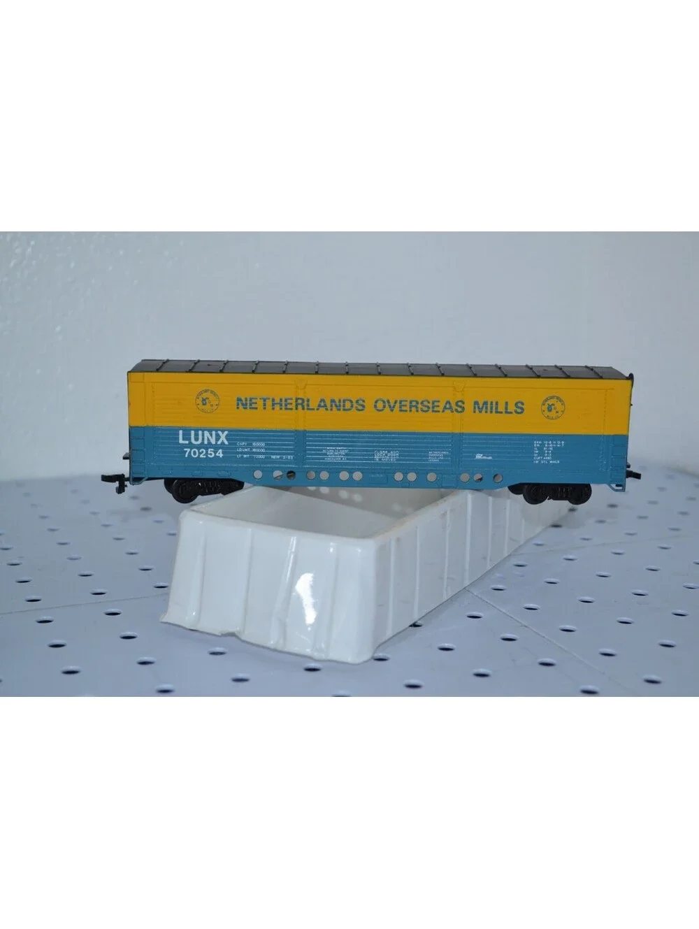Bachmann HO Scale Boxcar Netherlands Overseas Mills LUNX 70254 Freight Train Car
